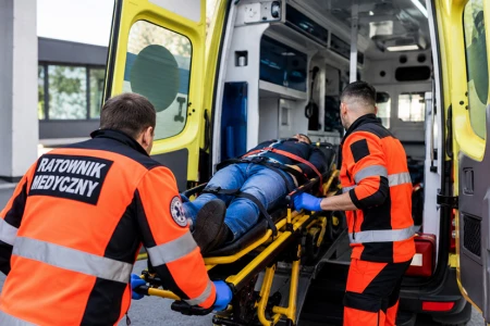 Krzesło kardiologiczne – kiedy sprawdza się lepiej niż nosze?